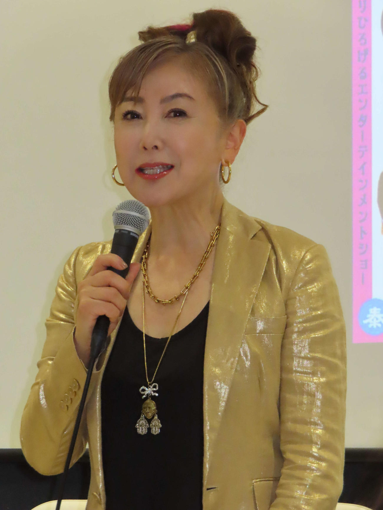 プロデュースするマイノリティーパフォーマー集団「まぜこぜ一座」の公演について会見する東ちづる