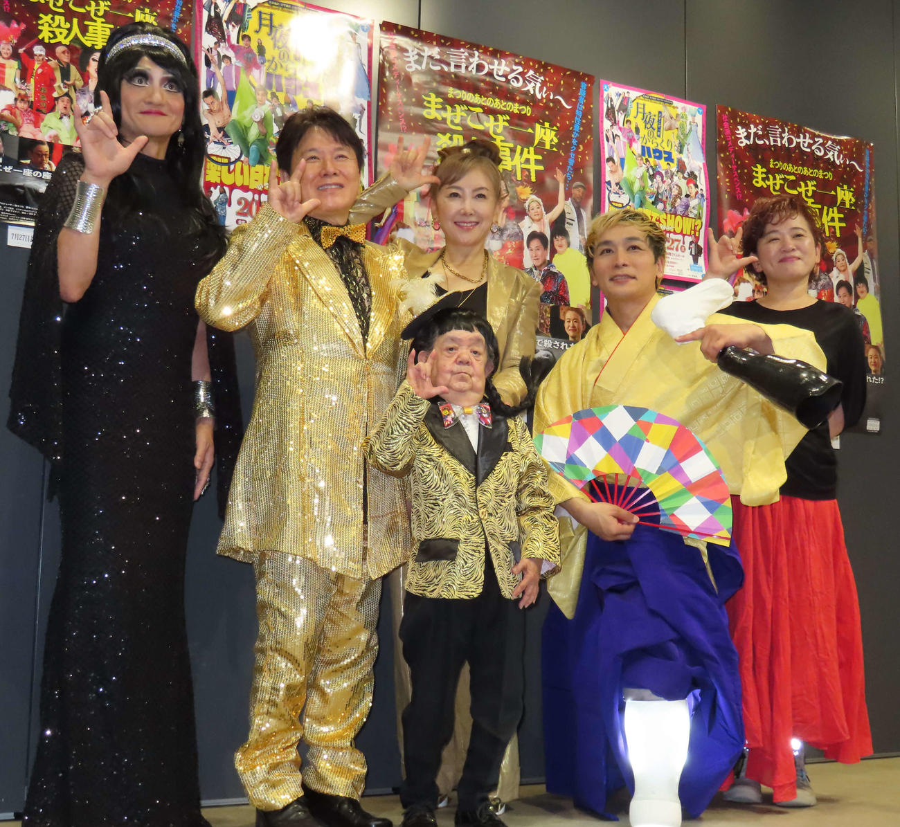 マイノリティーパフォーマー集団「まぜこぜ一座」公演会見。左からエスムラルダ、三ツ矢雄二、東ちづる、大前光市、大橋弘枝、前列はマメ山田