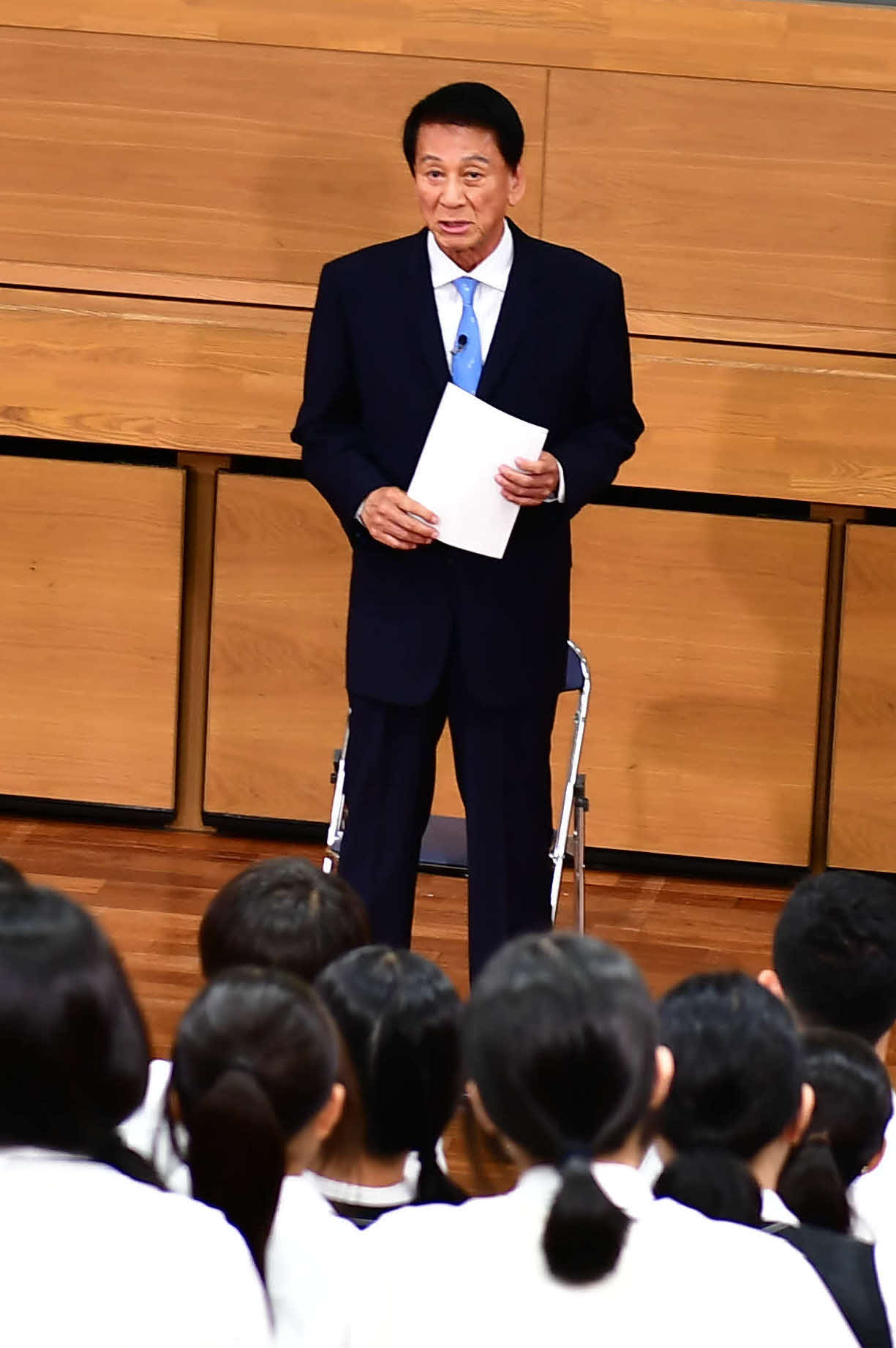 BSフジ特番「杉良太郎の人生感－明日を生きるヒント－」の収録で高校生に講義を行った杉良太郎（撮影・松尾幸之介）
