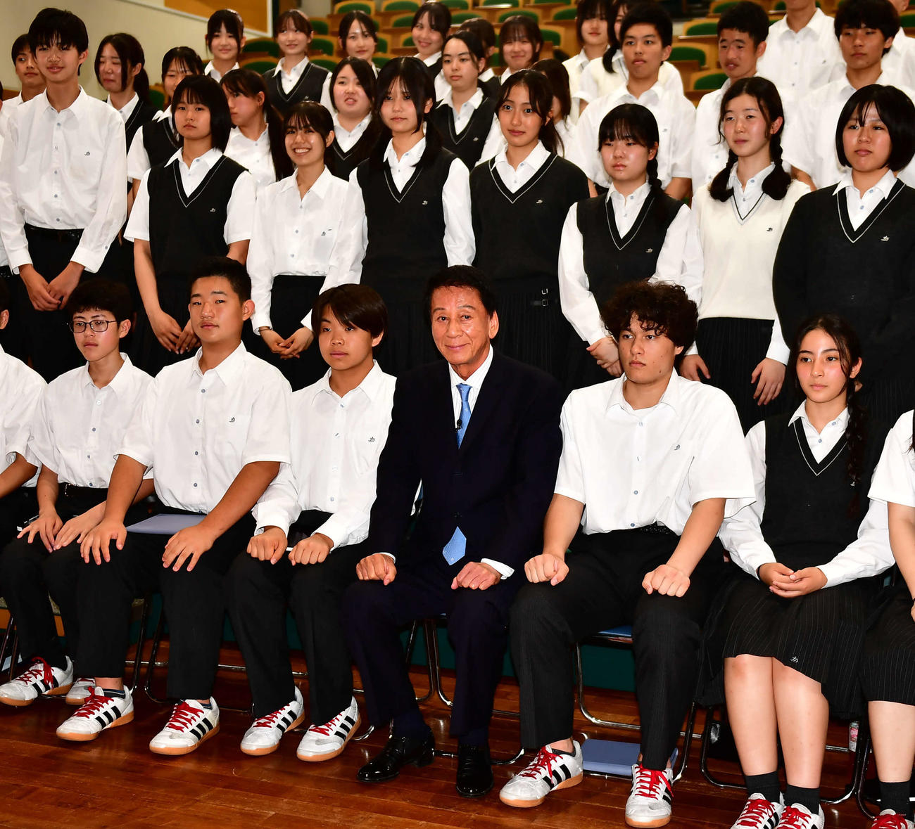 BSフジ特番「杉良太郎の人生感－明日を生きるヒント－」の収録で高校生に講義を行った杉良太郎（前列中央）（撮影・松尾幸之介）