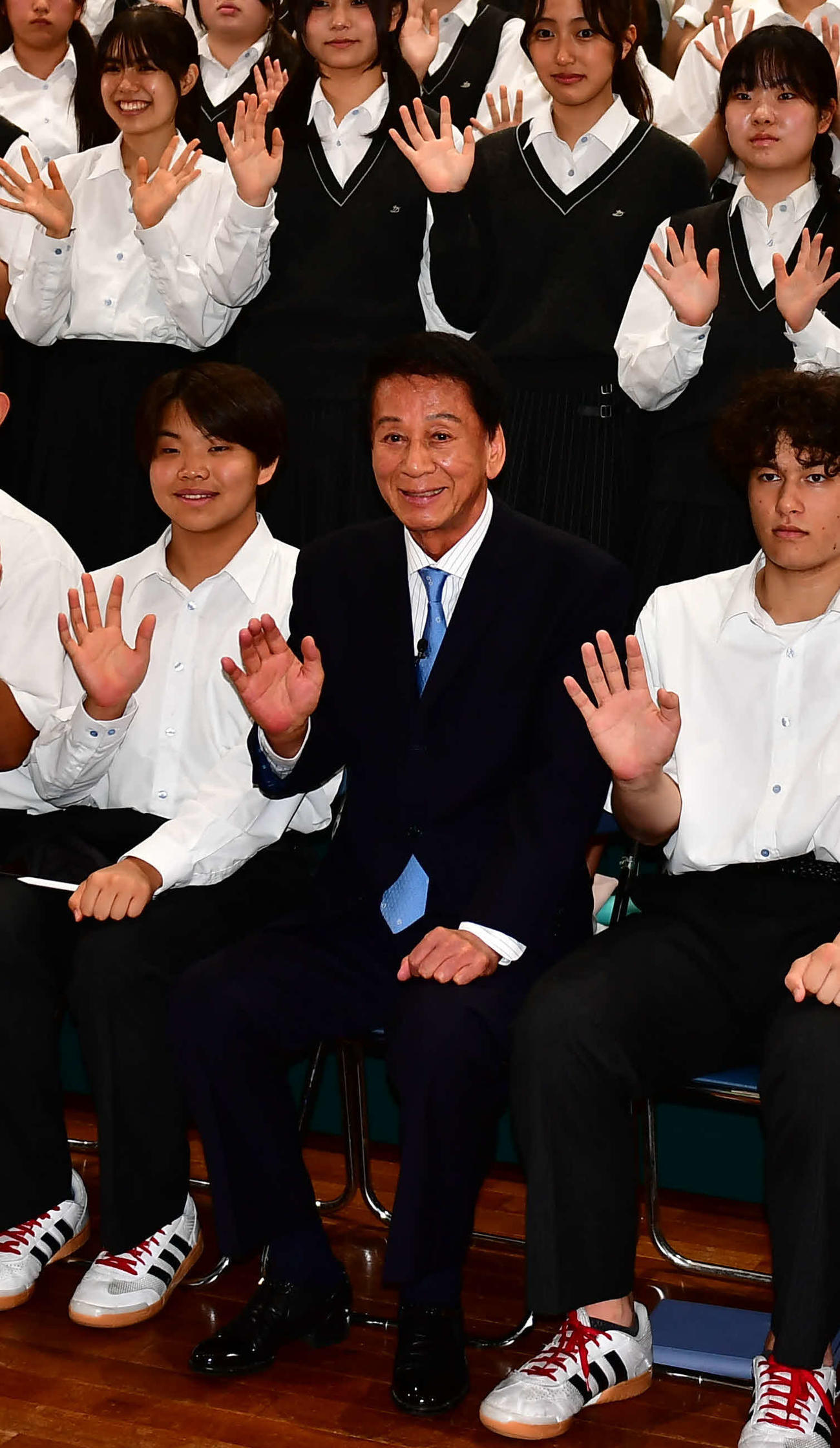 BSフジ特番「杉良太郎の人生感－明日を生きるヒント－」の収録で高校生に講義を行った杉良太郎（前列中央）（撮影・松尾幸之介）