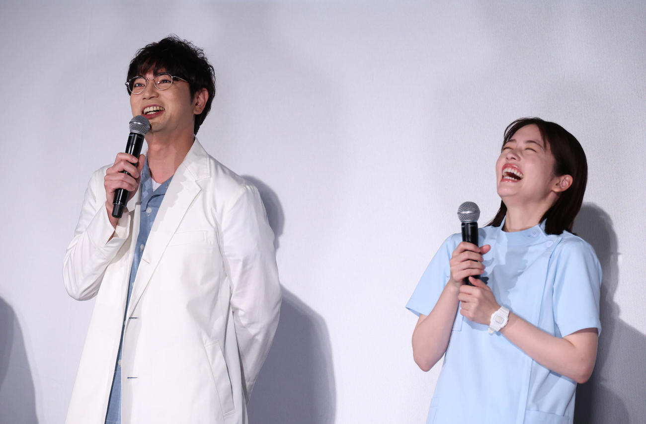 日曜劇場「19番目のカルテ」試写＆舞台あいさつに出席した松本潤（左）と小芝風花（撮影・中島郁夫）