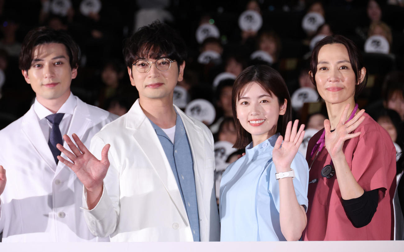 日曜劇場「19番目のカルテ」試写＆舞台あいさつに出席した、左から新田真剣佑、松本潤、小芝風花、木村佳乃（撮影・中島郁夫）