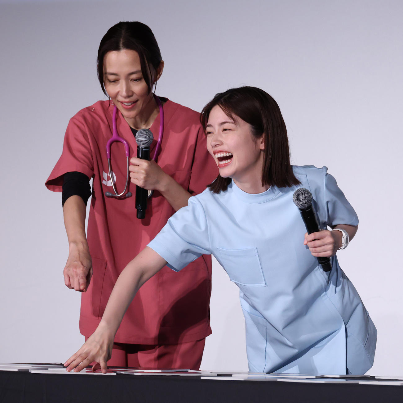 カルタ取りを楽しむ小芝風花（右）と木村佳乃（撮影・中島郁夫）