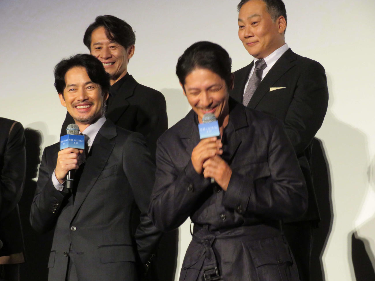 映画「雪風　YUKIKAZE」完成披露上映会で笑う、前列左から竹野内豊、玉木宏、後列左から三浦誠己、田中美央（撮影・村上幸将）