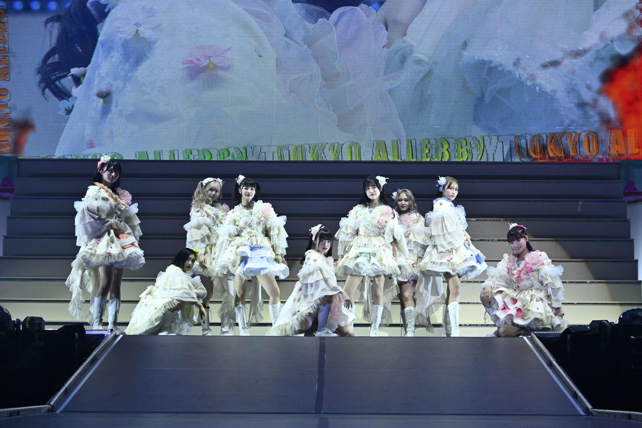日本武道館公演「TOHOKU9」でパフォーマンスするいぎなり東北産