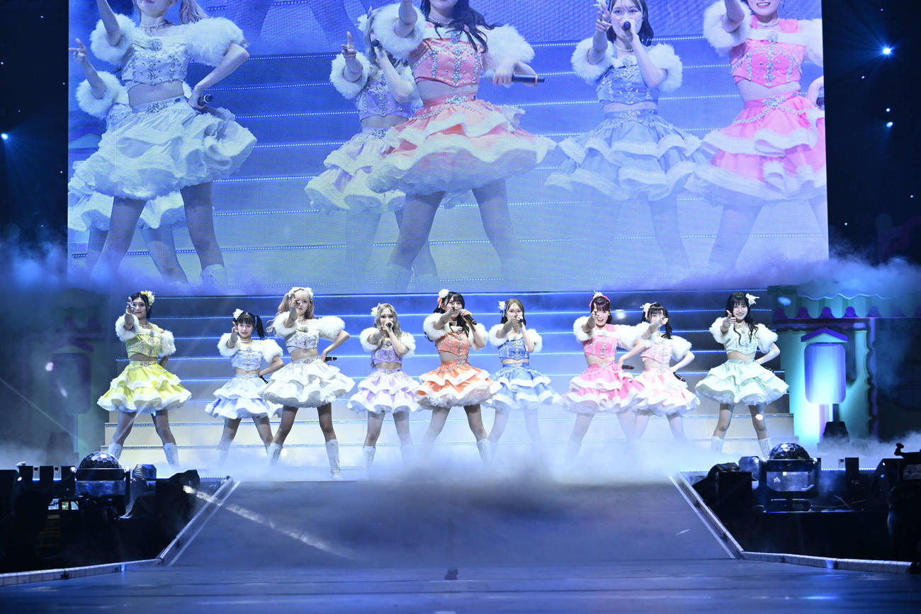 日本武道館公演「TOHOKU9」でパフォーマンスするいぎなり東北産