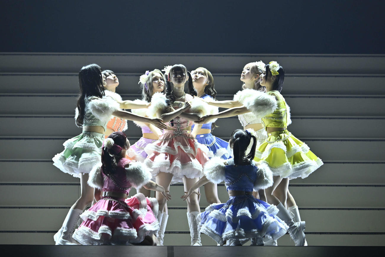 日本武道館公演「TOHOKU9」でパフォーマンスするいぎなり東北産