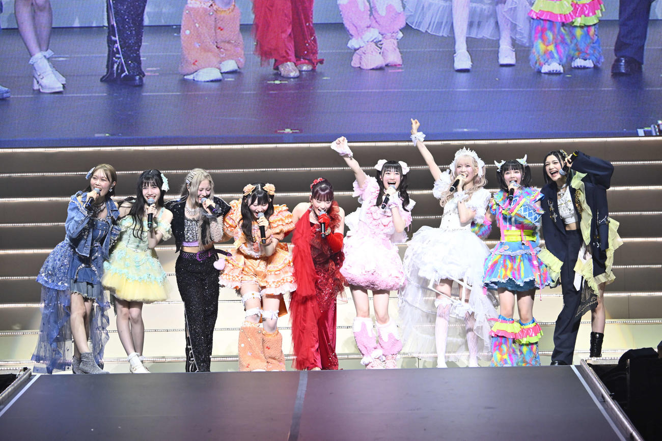 日本武道館公演「TOHOKU9」でパフォーマンスするいぎなり東北産。左から葉月結菜、吉瀬真珠、北美梨寧、桜ひなの、伊達花彩、橘花怜、律月ひかる、藤谷美海、安杜羽加