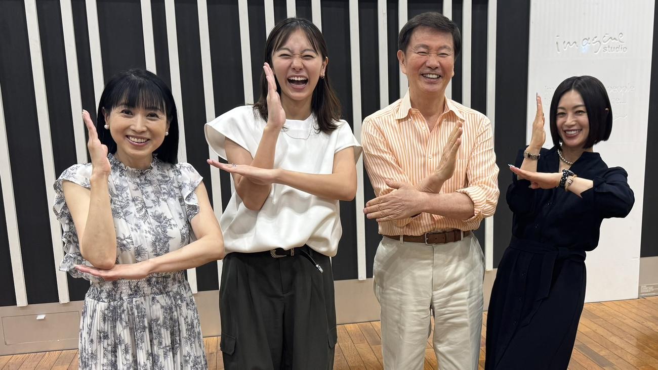 「ウルトラマンオメガ」の必殺技レティクリュート光線のポーズを取る西村知美、工藤綾乃、森田健作、酒井法子