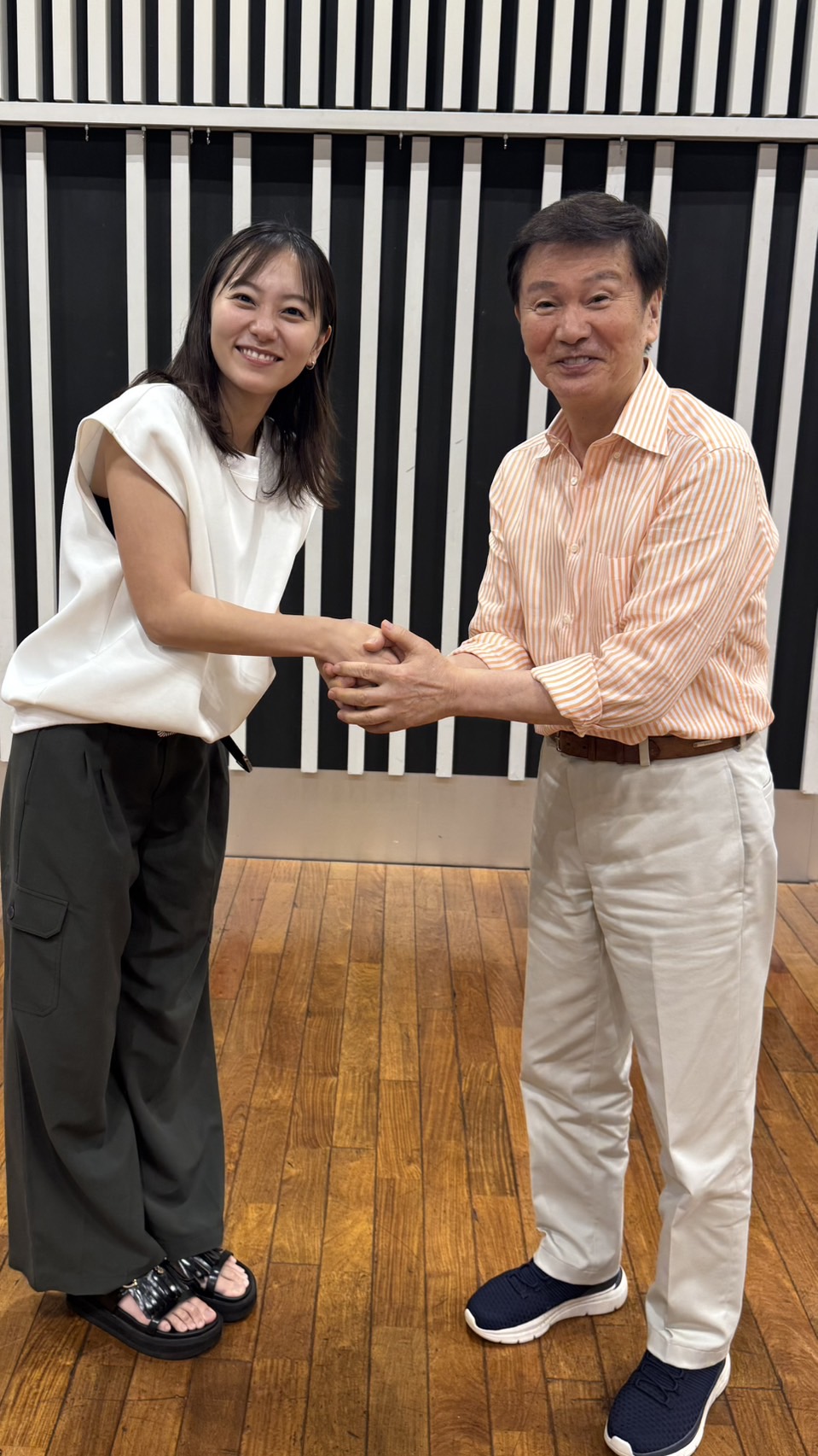 握手をする工藤綾乃と森田健作