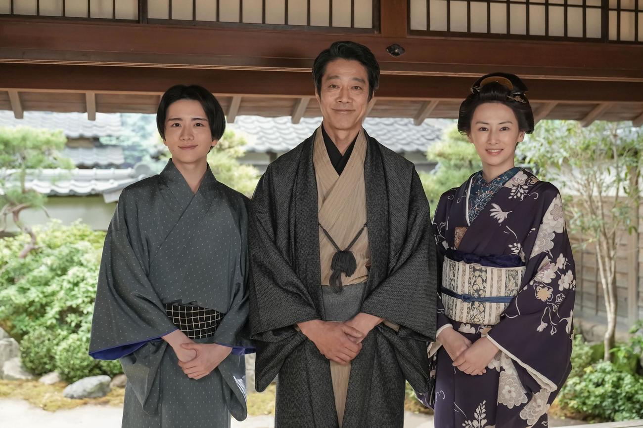 左から雨清水三之丞役の板垣李光人、雨清水傳役の堤真一、雨清水タエ役の北川景子（C）NHK