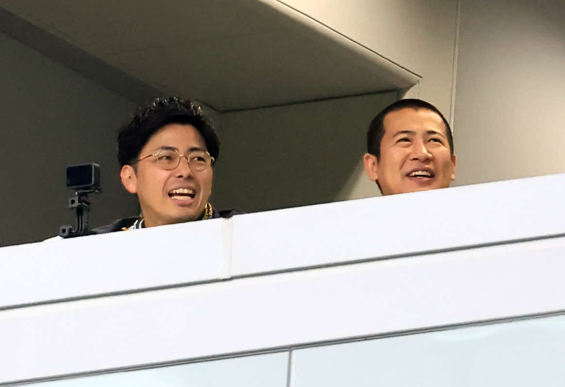 東京V対横浜の試合を観戦するコットン（左は西村真二、右はきょん）（2024年2月撮影）