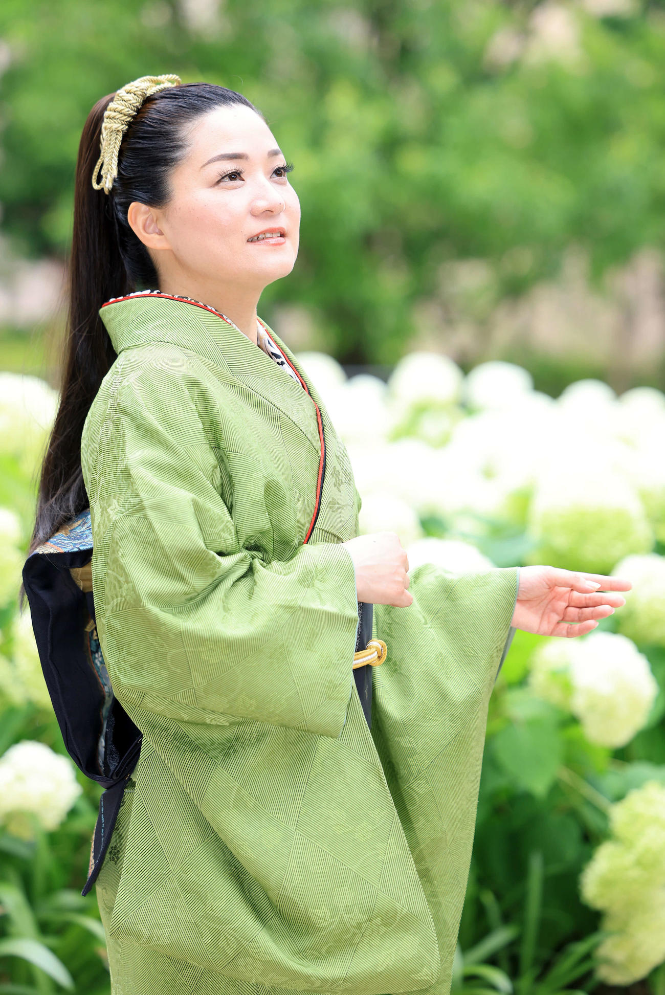 白いあじざいを背に、うぐいす色の着物姿が艶やかな竹川美子（撮影・浅見桂子）