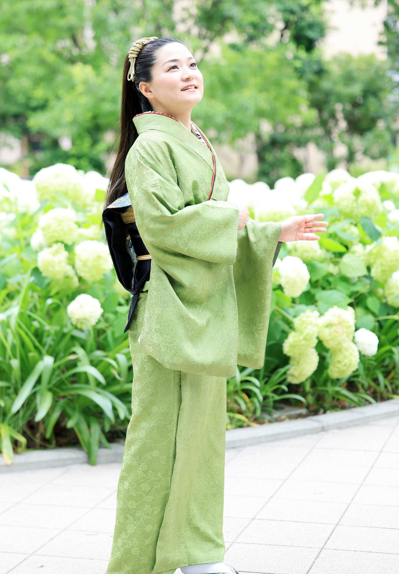 白いあじざいを背に、うぐいす色の着物姿が艶やかな竹川美子（撮影・浅見桂子）