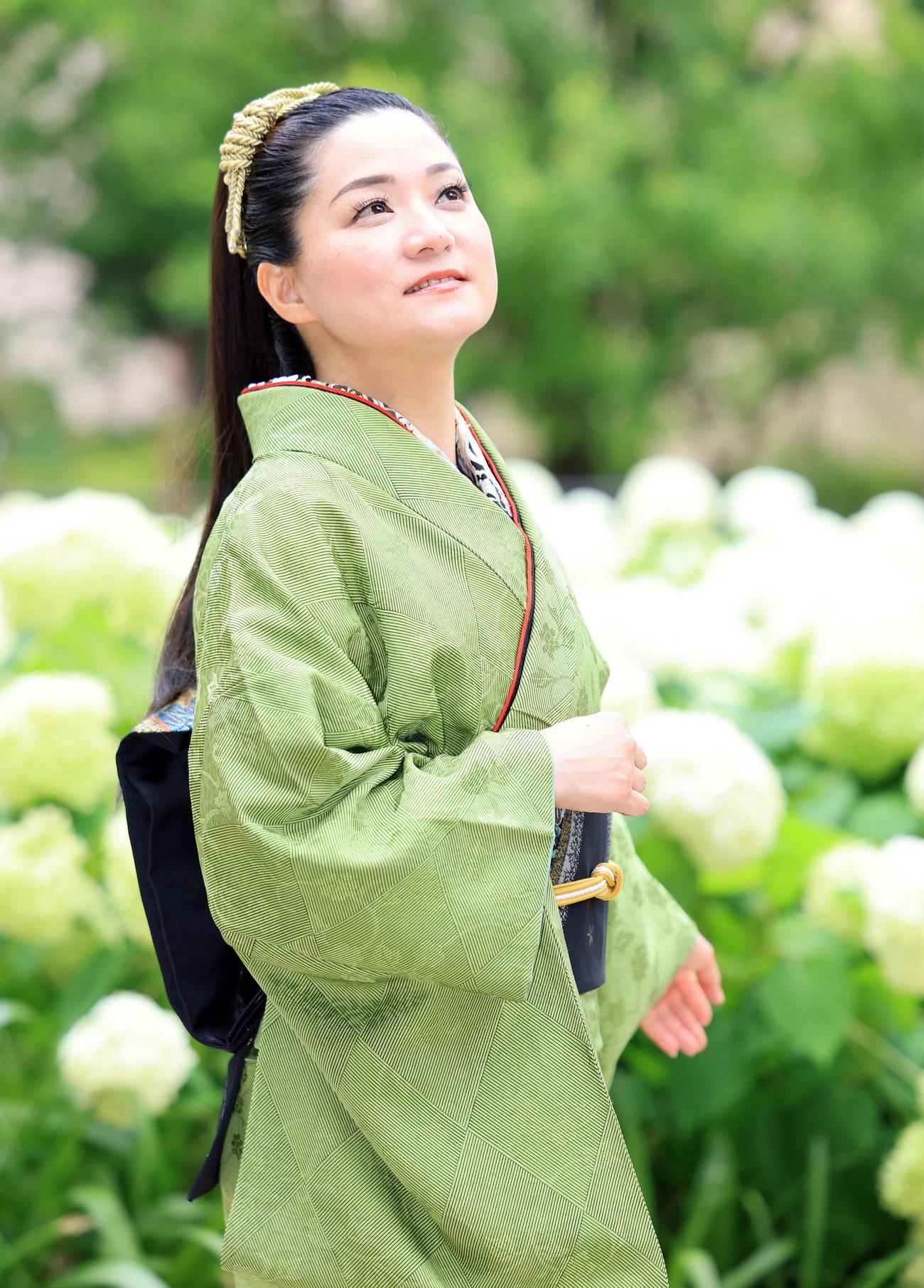 白いあじざいを背に、うぐいす色の着物姿が艶やかな竹川美子（撮影・浅見桂子）