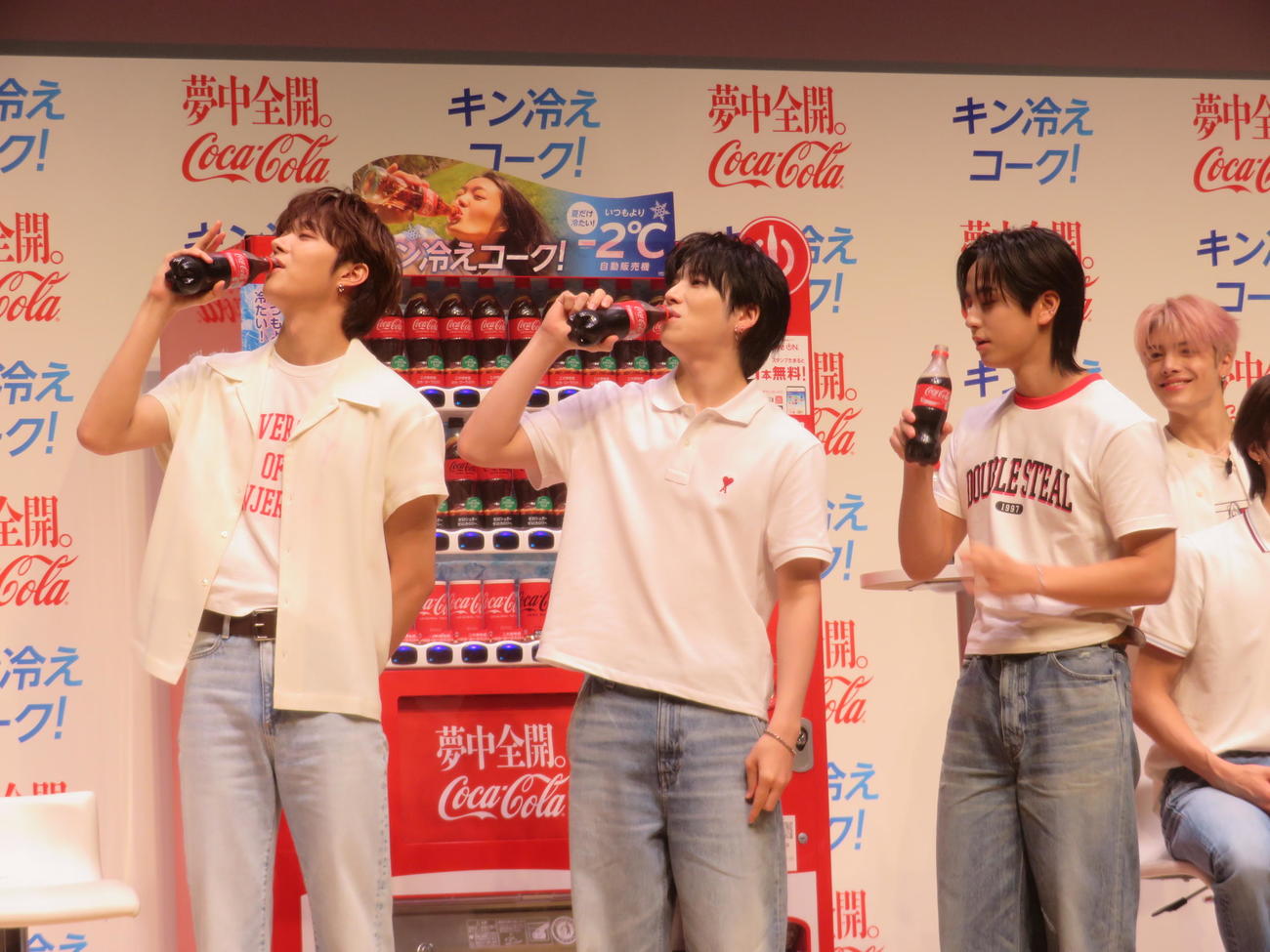 キン冷えコークを体験する、左からEJ＆YUMA＆TAKI（撮影・川田和博）