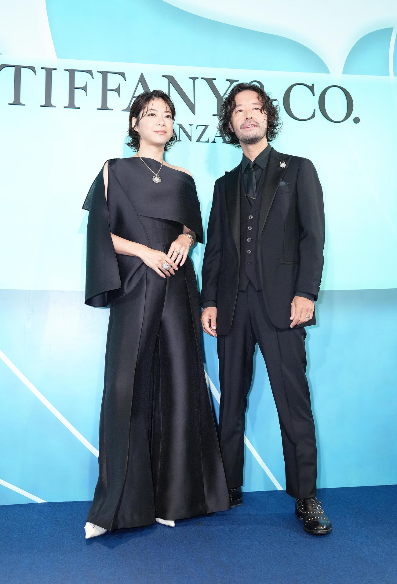 フォトコールに登場したTRICERATOPS和田唱（右）、上野樹里夫妻（撮影・足立雅史）