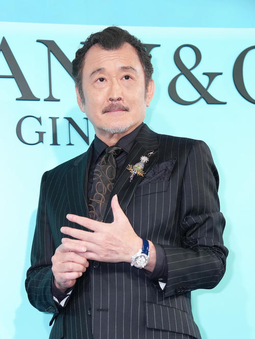 フォトコールに登場した吉田鋼太郎（撮影・足立雅史）