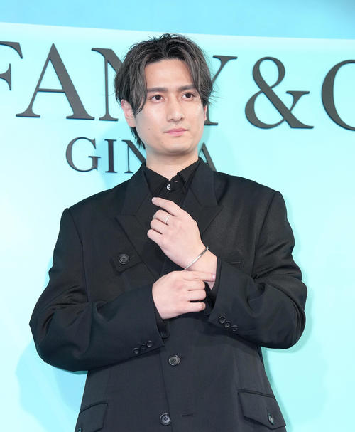 フォトコールに登場した中村隼人（撮影・足立雅史）