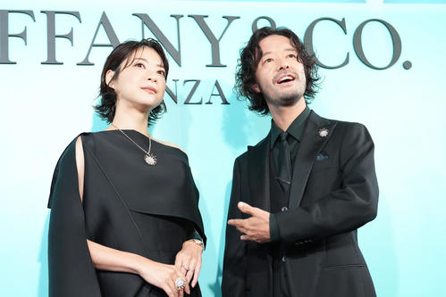フォトコールに登場したTRICERATOPS和田唱（右）、上野樹里夫妻（撮影・足立雅史）