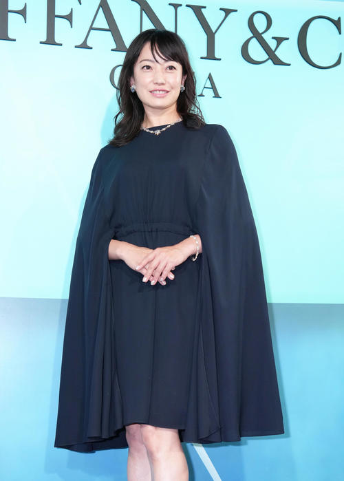 フォトコールに登場した菅野美穂(撮影・足立雅史)