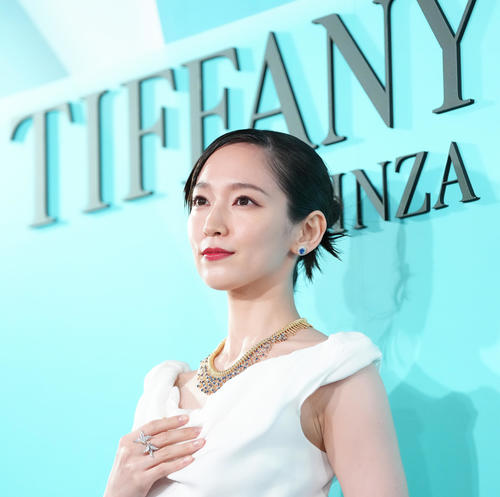 フォトコールに登場した吉岡里帆(撮影・足立雅史)