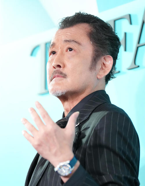 フォトコールに登場した吉田鋼太郎(撮影・足立雅史)