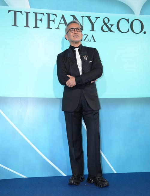フォトコールに登場した宮本亜門(撮影・足立雅史)