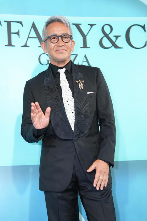フォトコールに登場した宮本亜門(撮影・足立雅史)