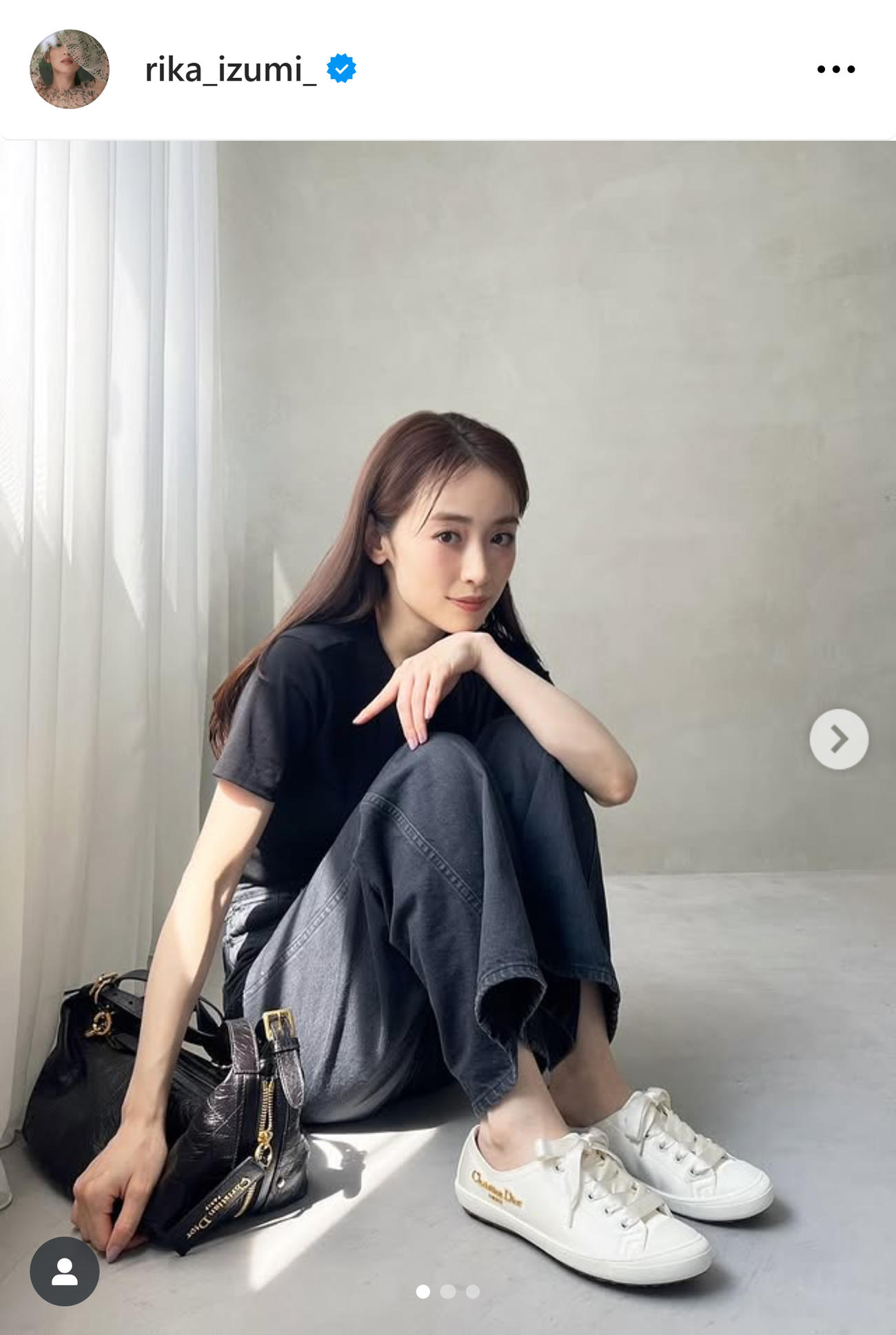 黒Tにデニム姿の泉里香（泉里香のインスタグラムから）