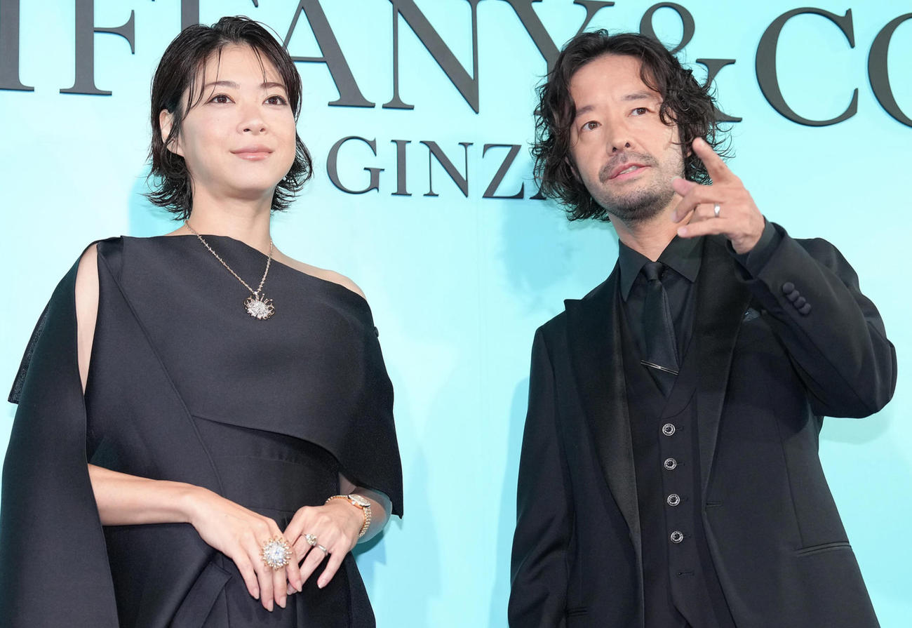 フォトコールに登場したTRICERATOPS和田唱（右）、上野樹里夫妻（撮影・足立雅史）