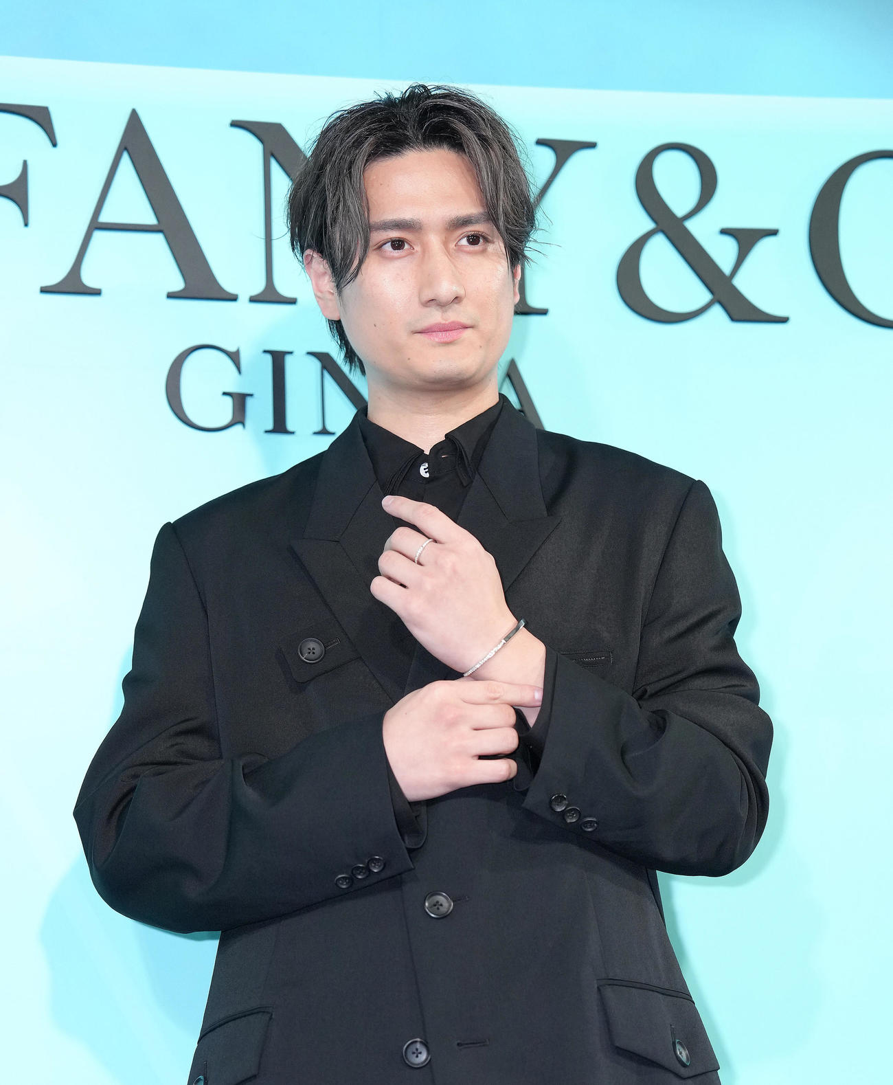 フォトコールに登場した中村隼人（撮影・足立雅史）