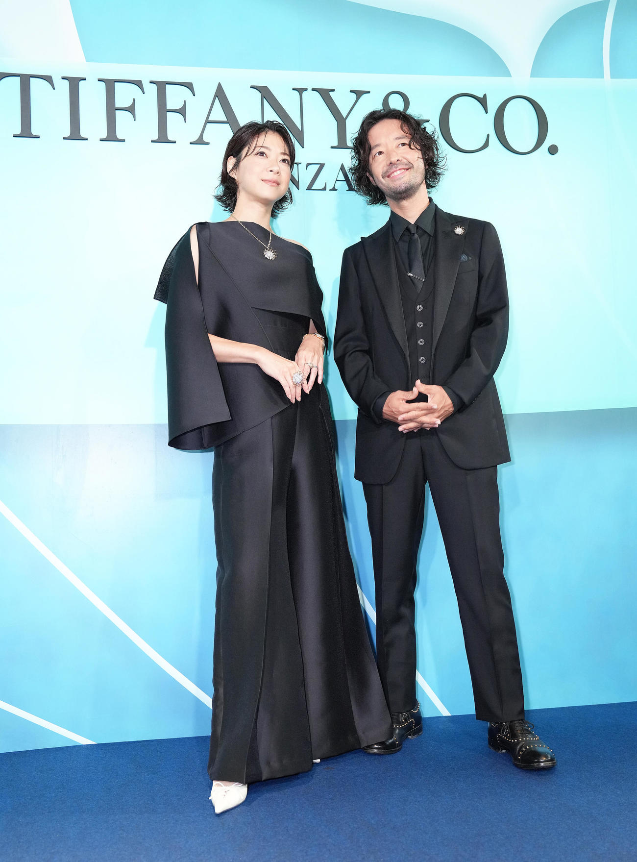フォトコールに登場したTRICERATOPS和田唱（右）、上野樹里夫妻（撮影・足立雅史）