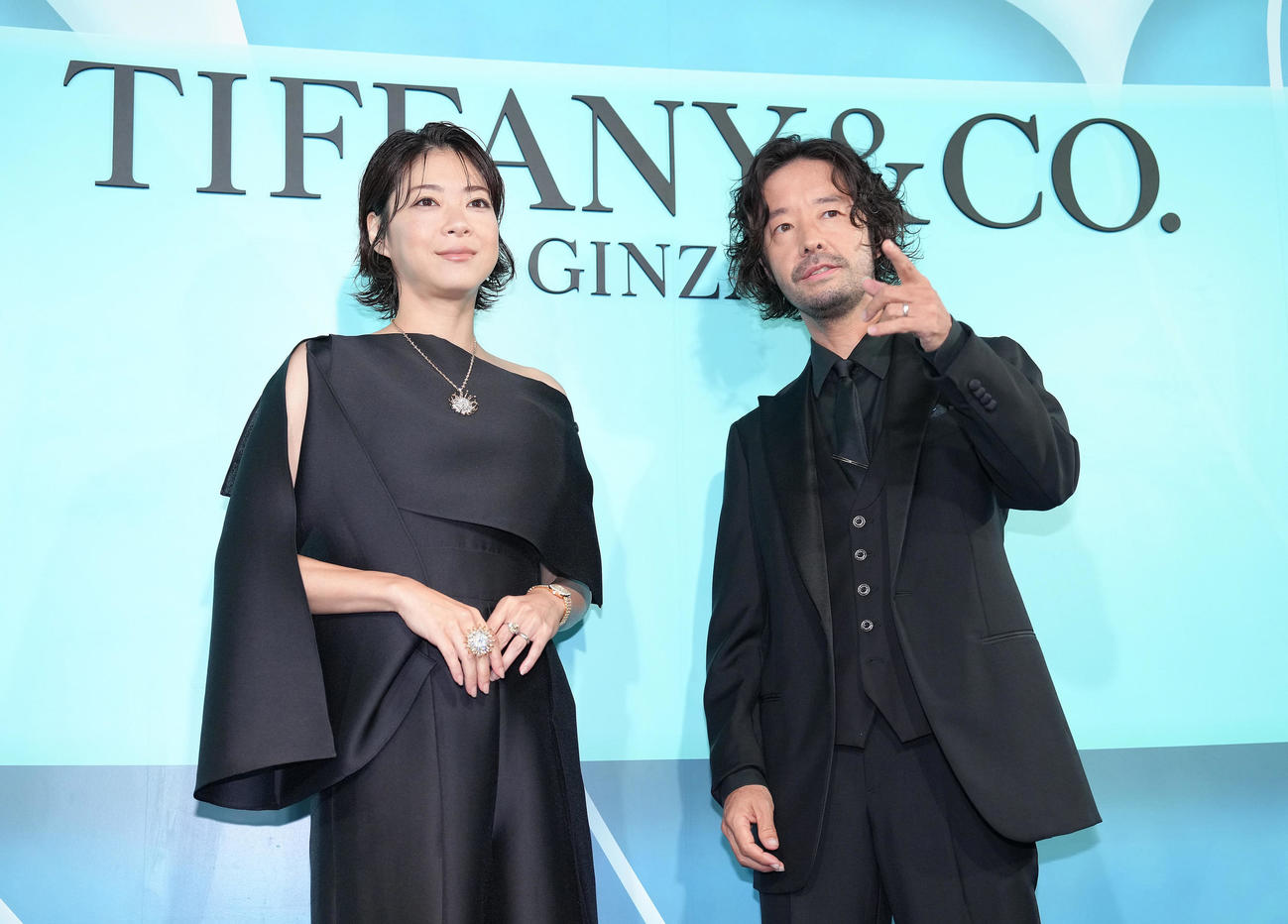 フォトコールに登場したTRICERATOPS和田唱（右）、上野樹里夫妻（撮影・足立雅史）