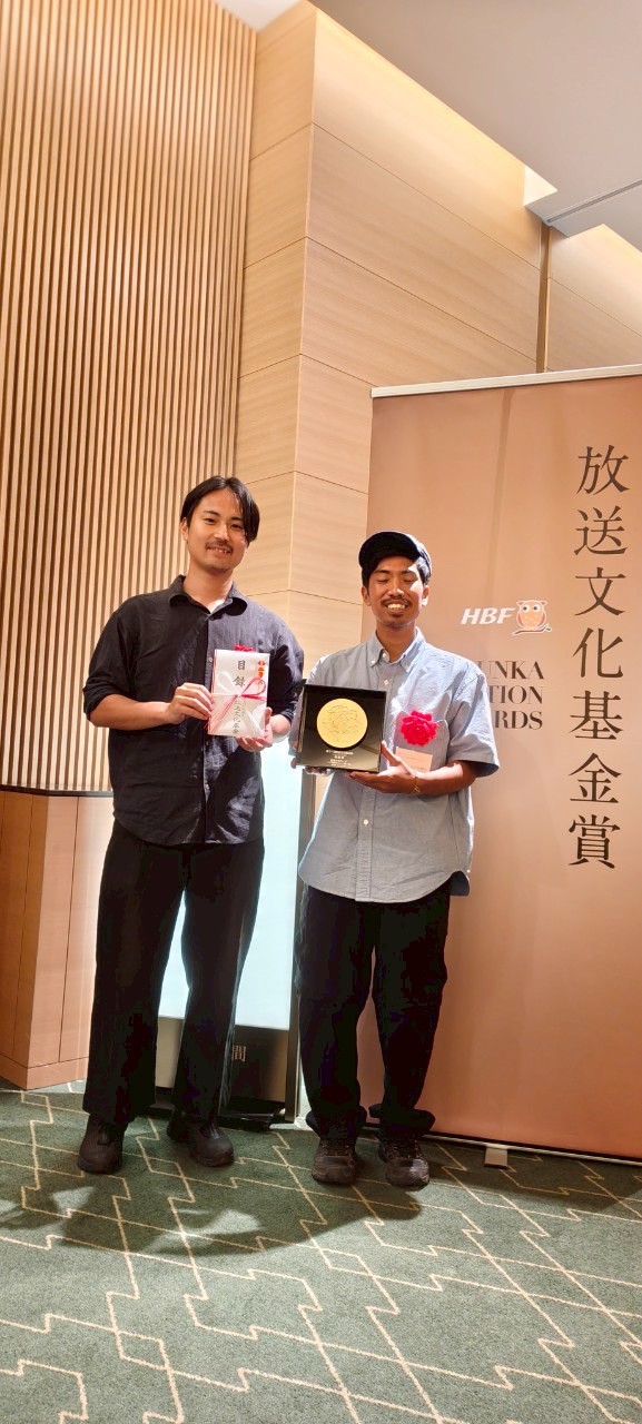 ABEMAのバラエティー番組「国境デスロード」で、第51回放送文化基金賞の「エンターテインメント部門」の奨励賞を受賞した大前プジョルジョ健太ディレクター（右）。左は堀川恭平プロデューサー