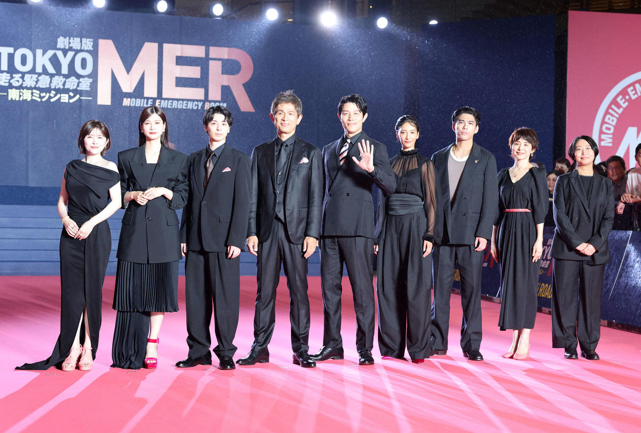 「TOKYO MER南海ミッション」プレミアイベントに臨む、左から宮澤エマ、生見愛瑠、高杉真宙、江口洋介、鈴木亮平、菜々緒、賀来賢人、石田ゆり子、松本監督（撮影・鈴木正人）