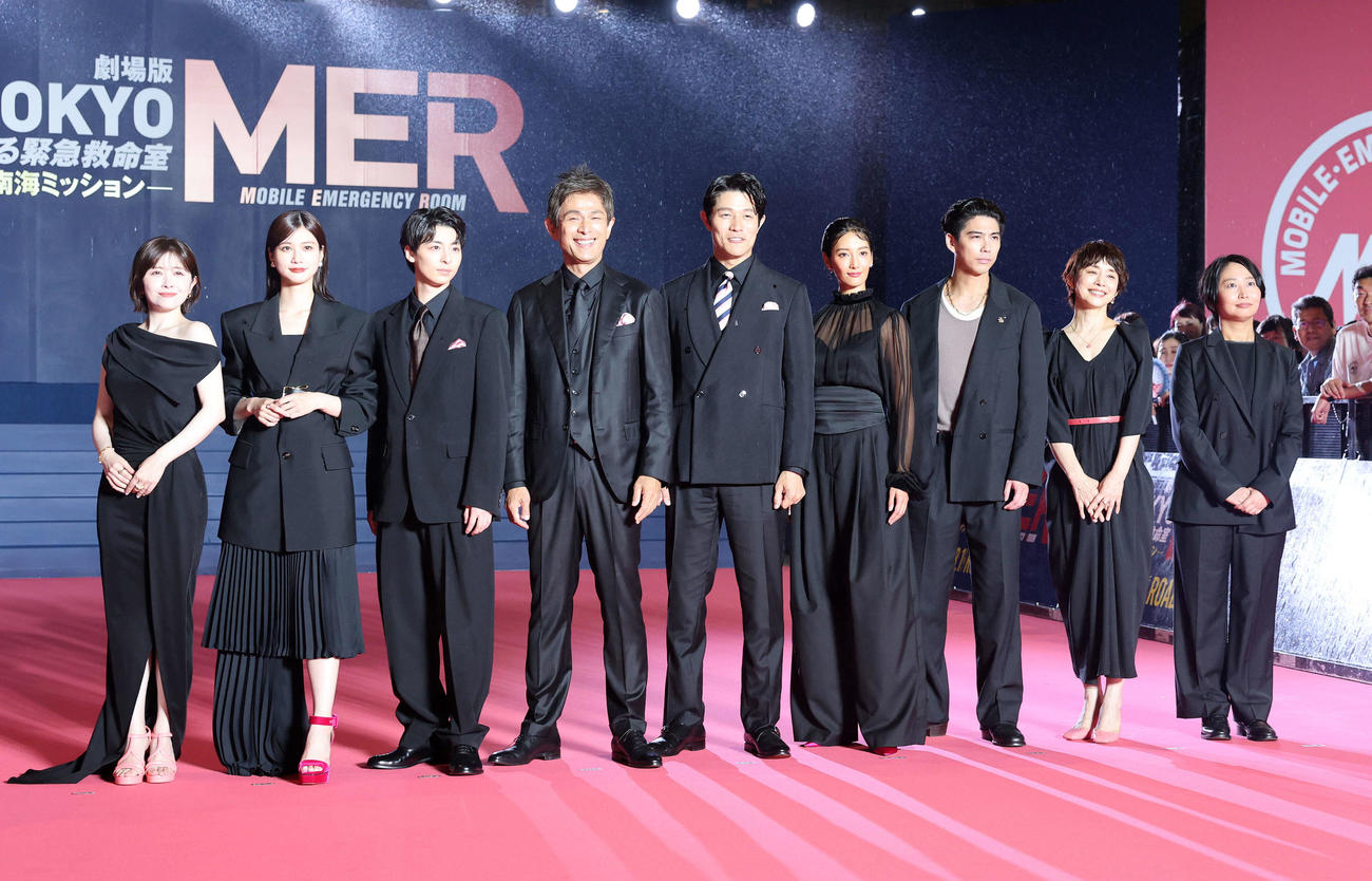 「TOKYO MER南海ミッション」プレミアイベントに臨む、左から宮澤エマ、生見愛瑠、高杉真宙、江口洋介、鈴木亮平、菜々緒、賀来賢人、石田ゆり子、松本監督（撮影・鈴木正人）