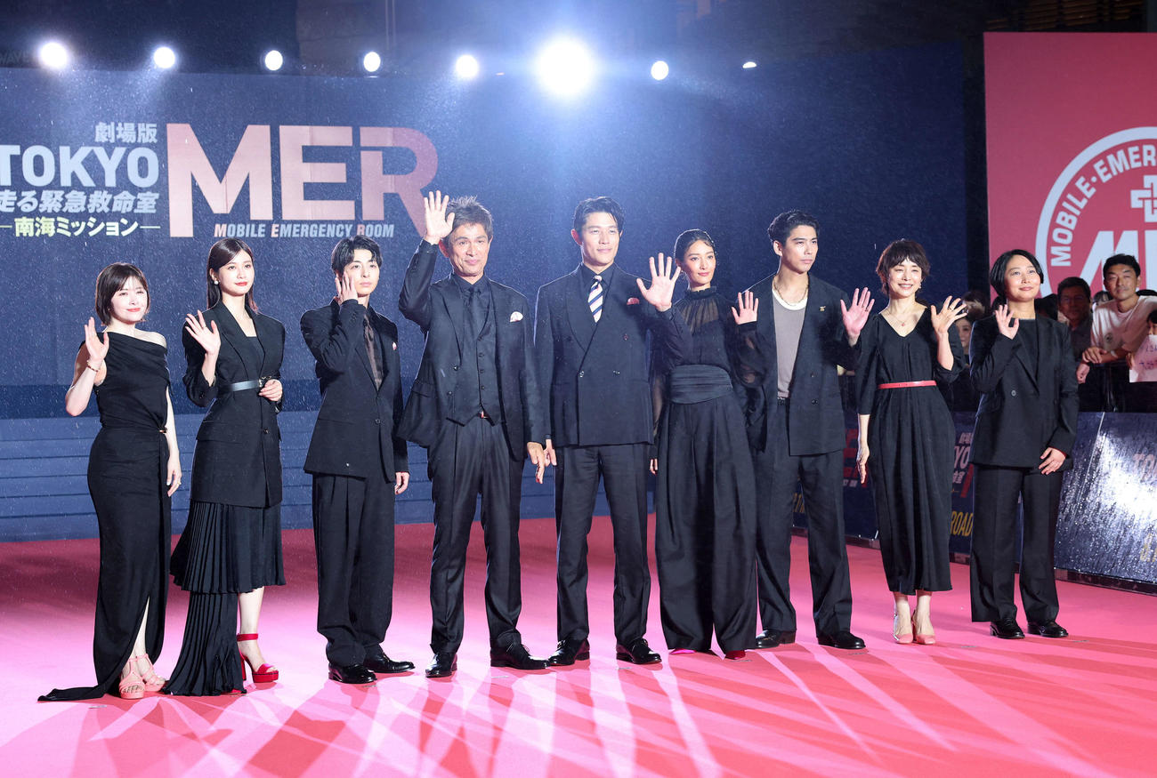「TOKYO MER南海ミッション」プレミアイベントに臨む、左から宮澤エマ、生見愛瑠、高杉真宙、江口洋介、鈴木亮平、菜々緒、賀来賢人、石田ゆり子、松本監督（撮影・鈴木正人）