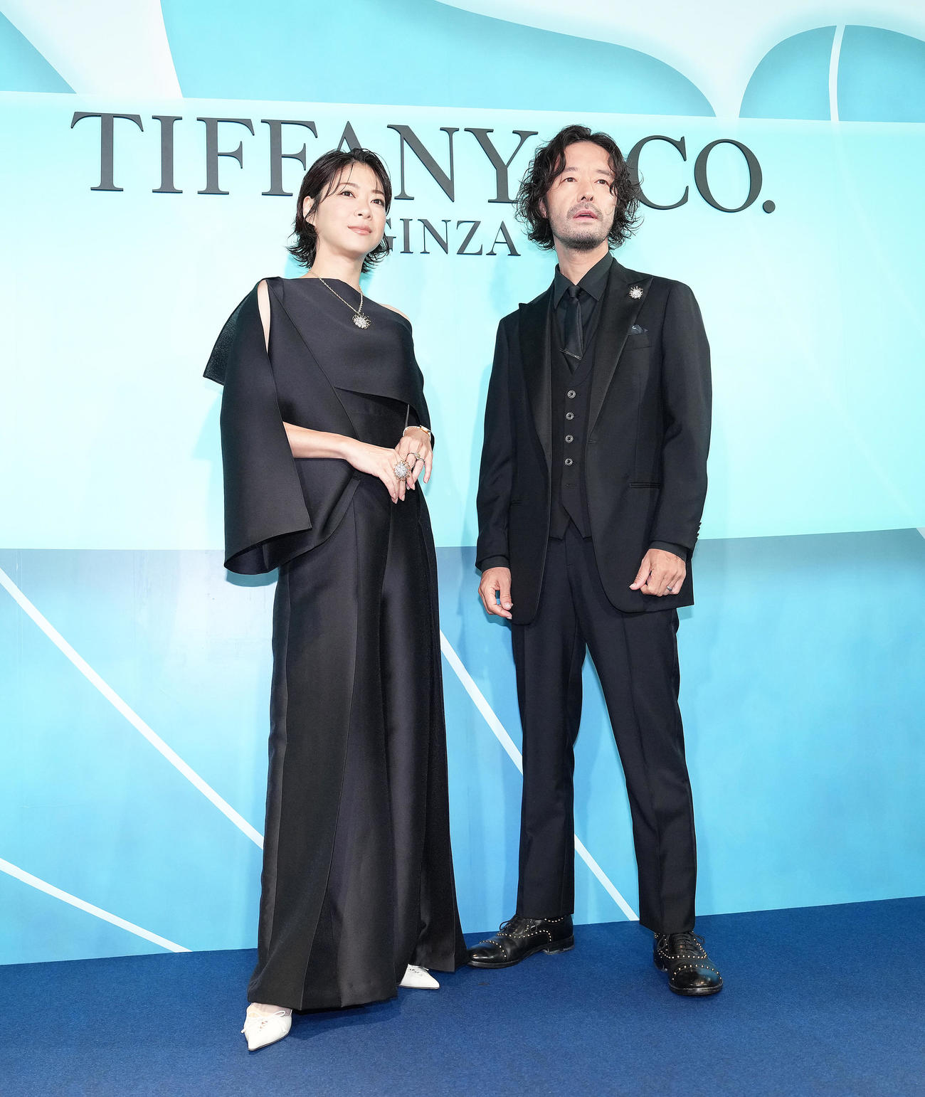 フォトコールに登場したTRICERATOPS和田唱（右）、上野樹里夫妻（撮影・足立雅史）