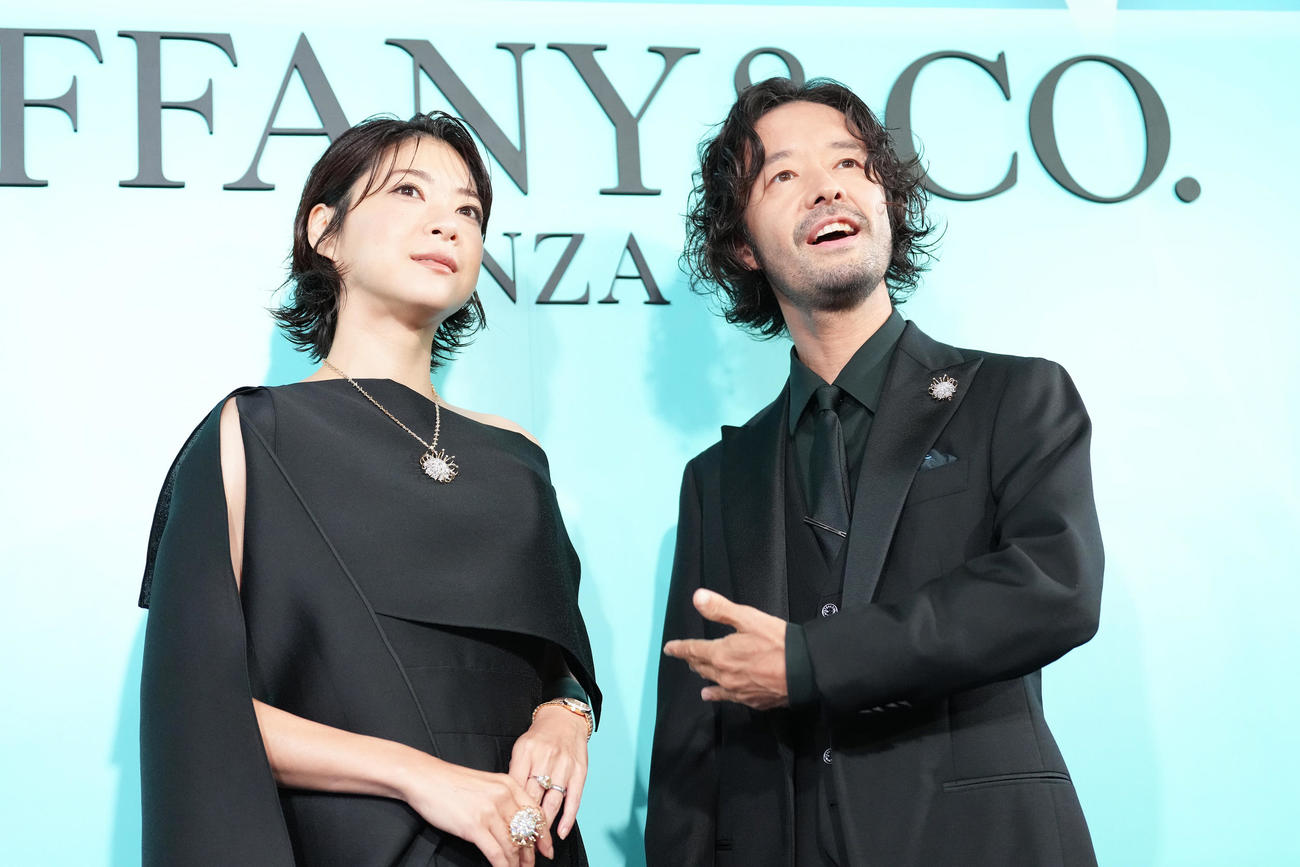 フォトコールに登場したTRICERATOPS和田唱（右）、上野樹里夫妻（撮影・足立雅史）