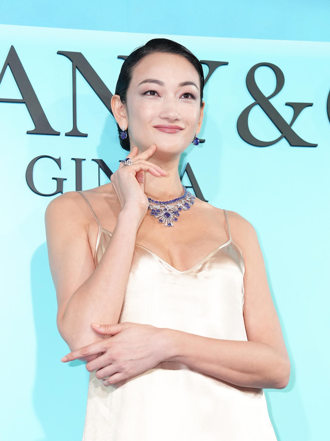 フォトコールに登場した冨永愛（撮影・足立雅史）