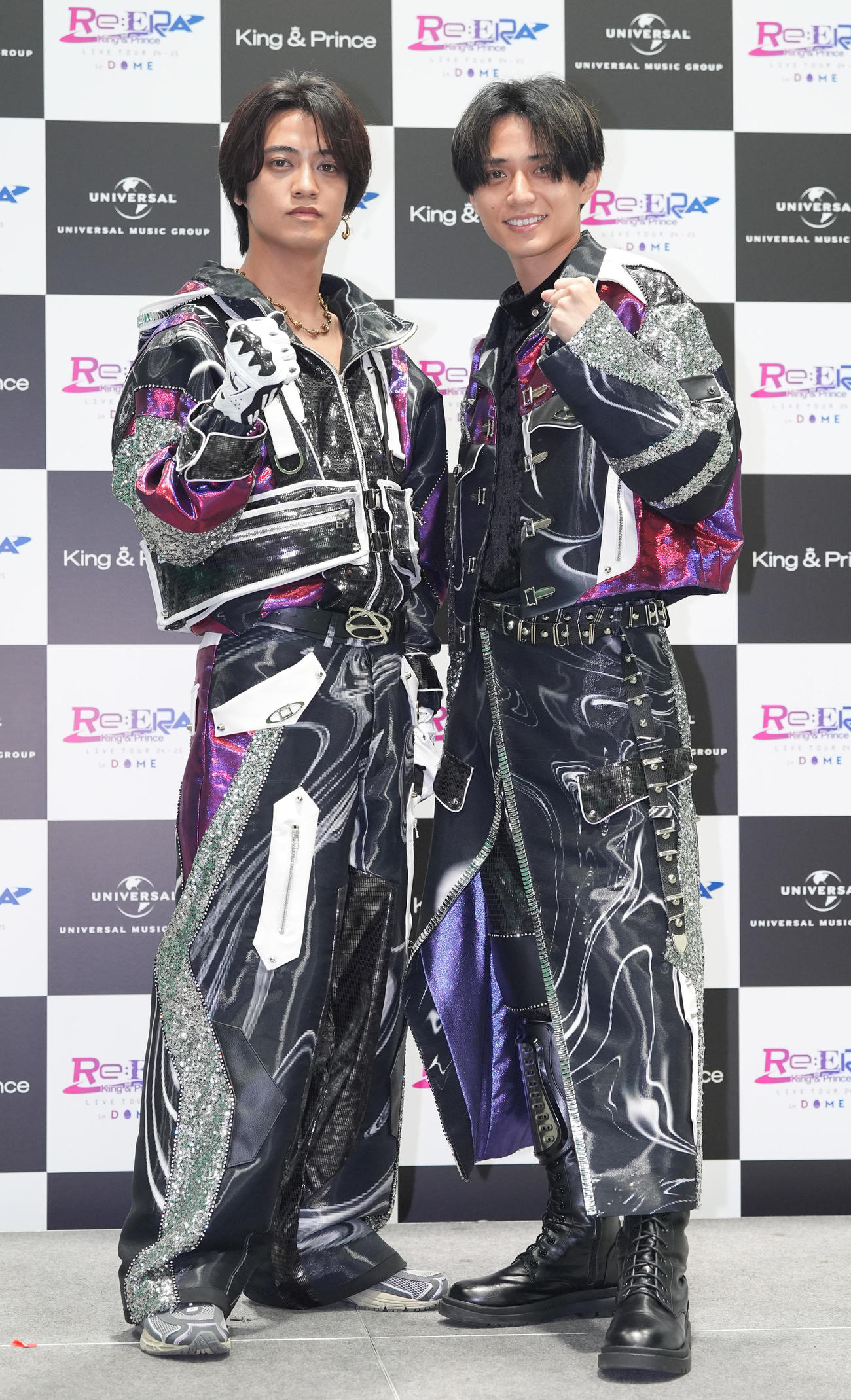 フォトセッションでガッツポーズするKing＆Princeの髙橋海人（左）と永瀬廉（撮影・鈴木みどり）