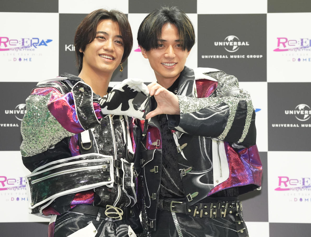 フォトセッションでハートを作るKing＆Princeの髙橋海人（左）と永瀬廉（撮影・鈴木みどり）