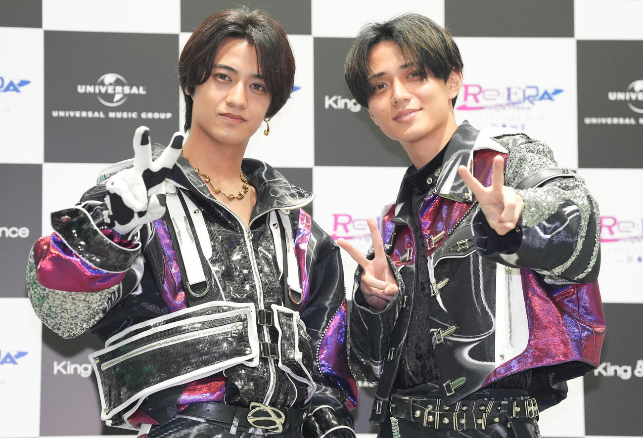 フォトセッションでピースするKing＆Princeの髙橋海人（左）と永瀬廉（撮影・鈴木みどり）