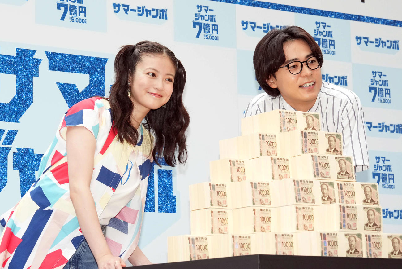 「サマージャンボ宝くじ」「サマージャンボミニ」発売記念イベントに登壇した、左から、今田美桜、成田凌（撮影・小島史椰）