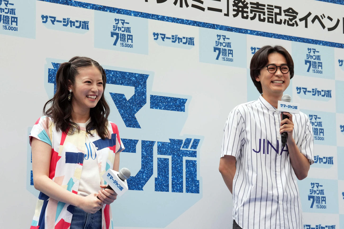 「サマージャンボ宝くじ」「サマージャンボミニ」発売記念イベントに登壇した、左から、今田美桜、成田凌（撮影・小島史椰）