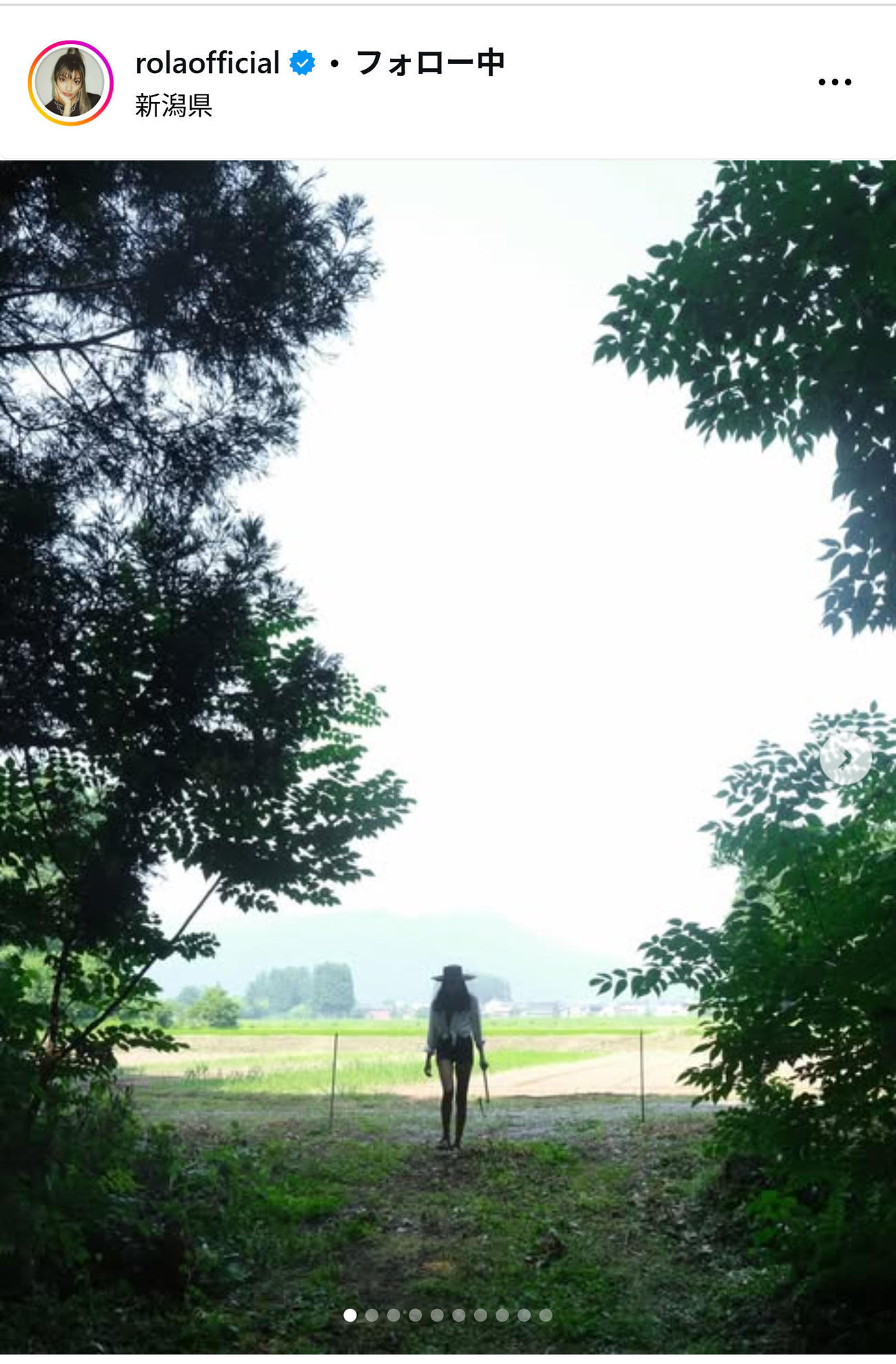 素足で農作業に励むローラ（インスタグラムから）