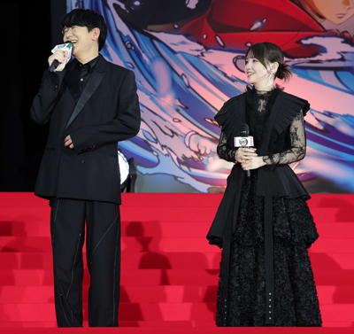 映画「劇場版「鬼滅の刃（やいば）」無限城編　第一章　猗窩座再来」萬来祈願イベントに登壇し、笑顔で作品への思いを語る花江夏樹（左）と鬼頭明里（撮影・山本朝陽）