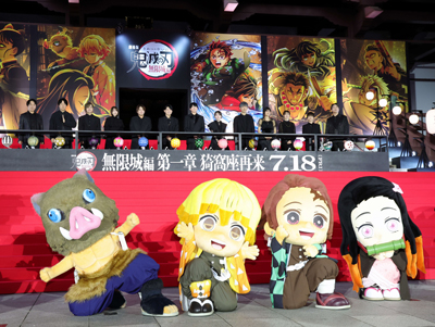 映画「劇場版「鬼滅の刃（やいば）」無限城編　第一章　猗窩座再来」萬来祈願イベントに登壇し、ミニ隊士と一緒にフォトセッションを行う、左から関智一、杉田智和、岡本信彦、上田麗奈、松岡禎丞、下野紘、花江夏樹、鬼頭明里、櫻井孝弘、早見沙織、花澤香菜、河西健吾、小西克幸（撮影・山本朝陽）